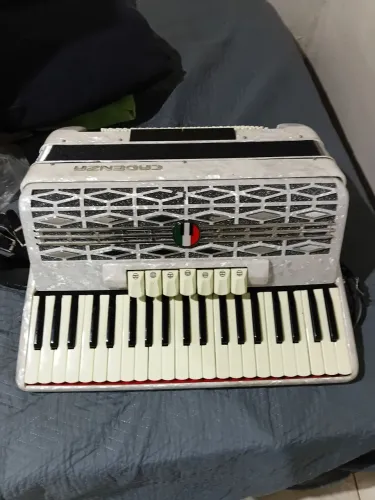 Vende acordeon cadenza  120  baixo  semi nova  4 anos  de uso . Valor  6.200   real  