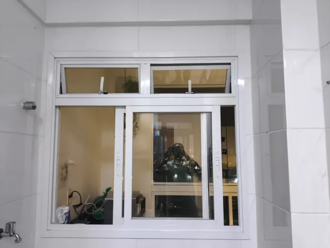Janela em alumínio branco com báscula, medindo 123x111