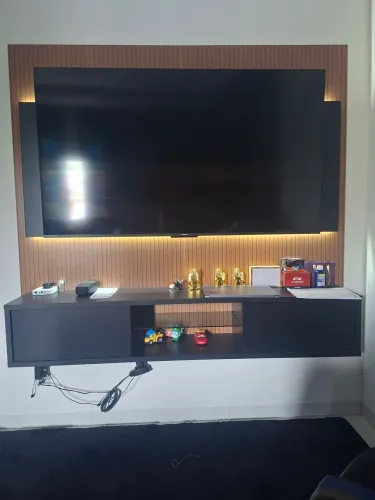 Painel com TV de 65 xiaomi