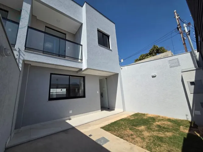 Casa geminada à venda no bairro Planalto, Belo Horizonte!
