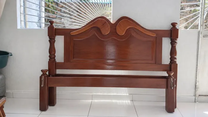 VENDO UMA CAMA CASAL TAMANHO QUEM MADEIRA MACIÇA PURA NOVA CHEGOU HOJE DIA 29/10/2026 