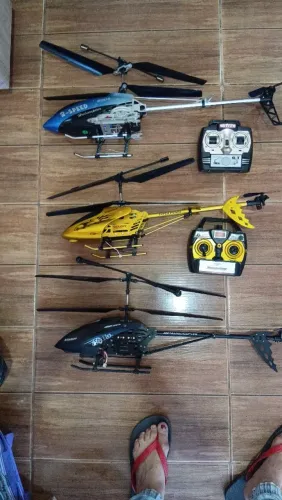Sucata de helicópteros controle remoto ( nao estao quebradas so nao liga )