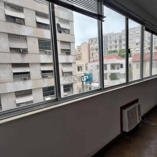Dois quartos a poucos metros praia de Ipanema