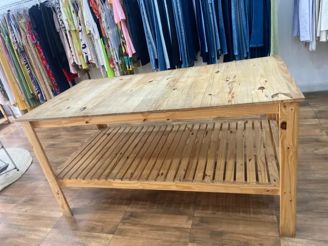 Mesa expositora de madeira pinus com prateleira inferior, medindo 181x90