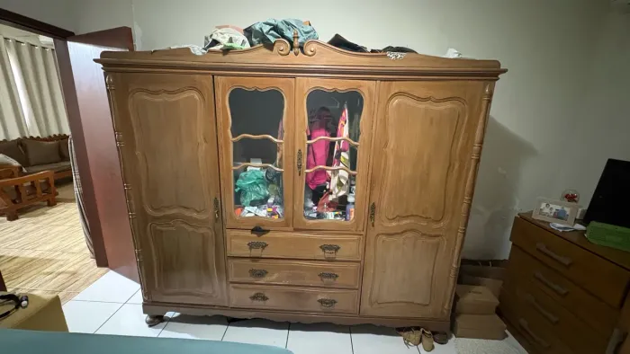 Guarda-Roupa De Madeira Antigo