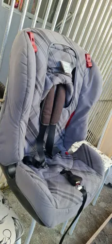 ? Vendo cadeirinha para carro Burigotto Múltipla, indicada para crianças de 9 a 36 kg.