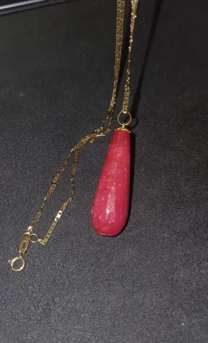 Corrente de ouro com pingente de ouro e rubi