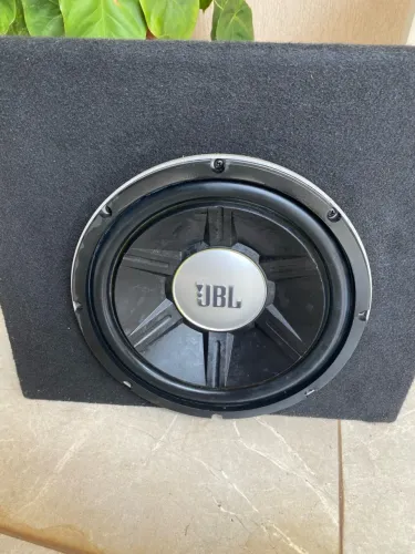 Caixa grave subwoofer JBL GTO usado + a caixa acústica de madeira revestida