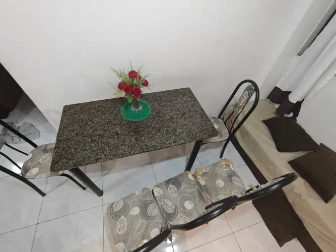 Mesa com 6 cadeiras