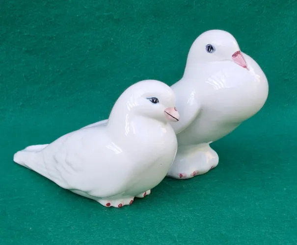 Casal de Pombos em porcelana 