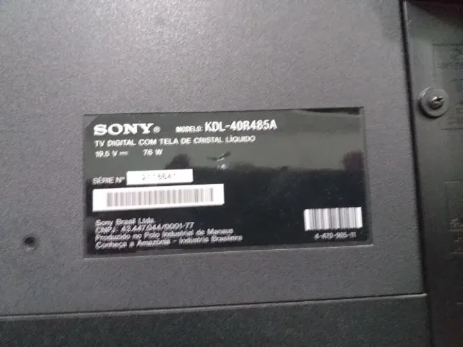 Televisão Sony de 40 polegadas tela fina de cristal com um pequeno defeito.