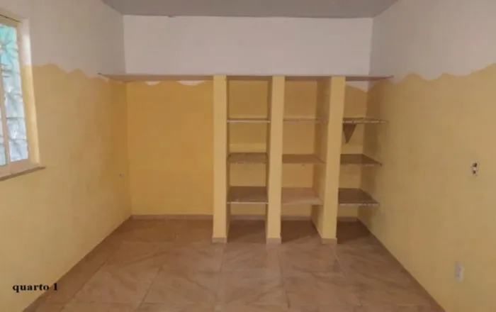 02 casas com 02 quartos, 01 kitnet e garagem para 2 carros