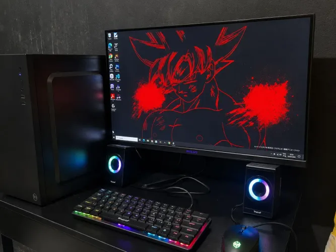 PC + MESA ( RODA VÁRIOS JOGOS)