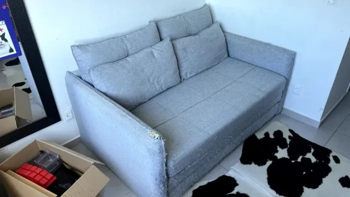 Sofá-cama moderno 2 lugares em linho cinza - conforto + estilo + praticidade