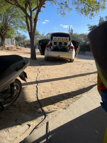 Estrutura som carro sedan