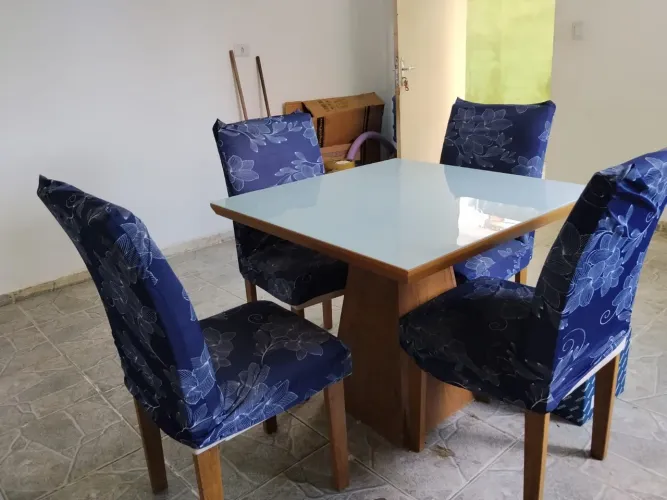 Mesa com 4 cadeiras 