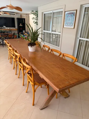 Mesa de madeira maciça com 10 cadeiras