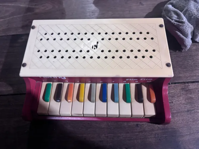 PIANINHO ANTIGO HERING PLIM PLIM