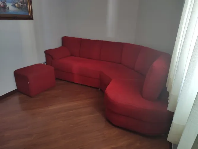 Sofá seminovo, design moderno, almofadas com zíper para possibilitar lavagem.