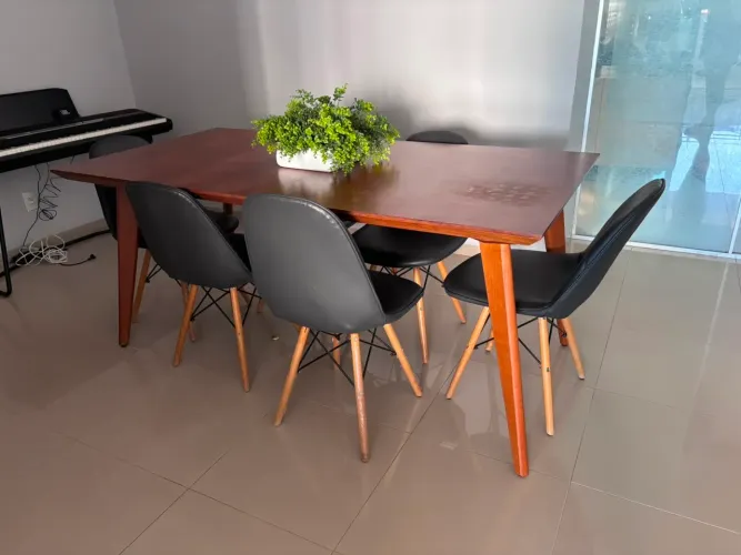 Mesa de jantar com 6 cadeiras