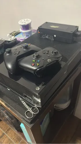 Xbox One com 2 controles 
