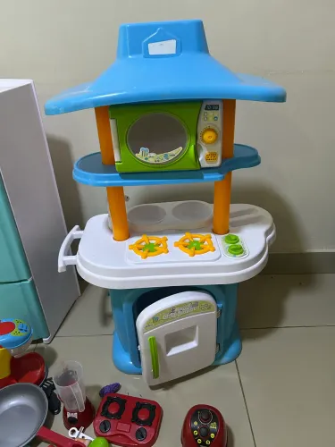 Cozinha de brinquedo com utensílios