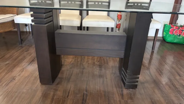 Mesa de jantar em mogno e vidro