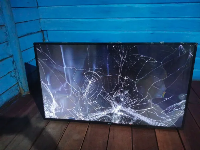 Quero vender uma TV pra retira pessa ela é de 43 polegada 
