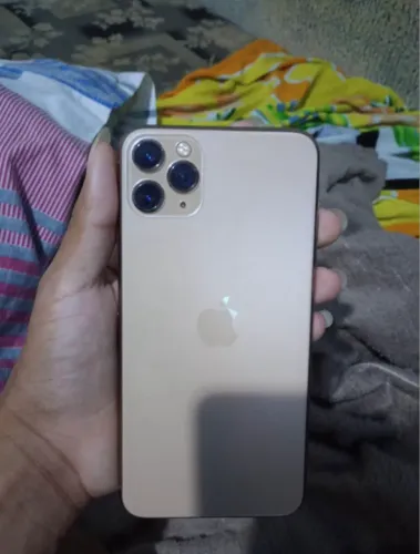 11 pro Max dourado