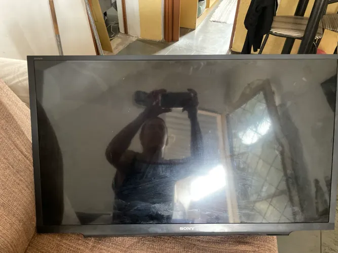 Vendo TV QUEBRADA pra retirada de peças