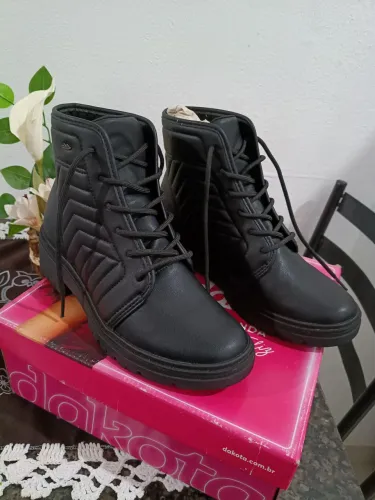 Vende - se bota feminina couro