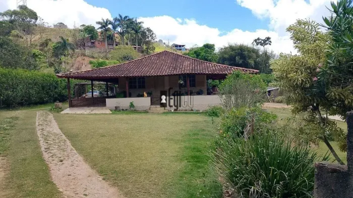 Imóvel para venda tem 1500 metros quadrados com 3 quartos em Centro - Coronel Pacheco - MG