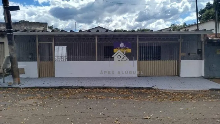 Casa com 4 quartos, em frente praça 242m²