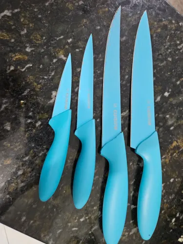 Jogo com 4 facas com suporte, em ótimo estado