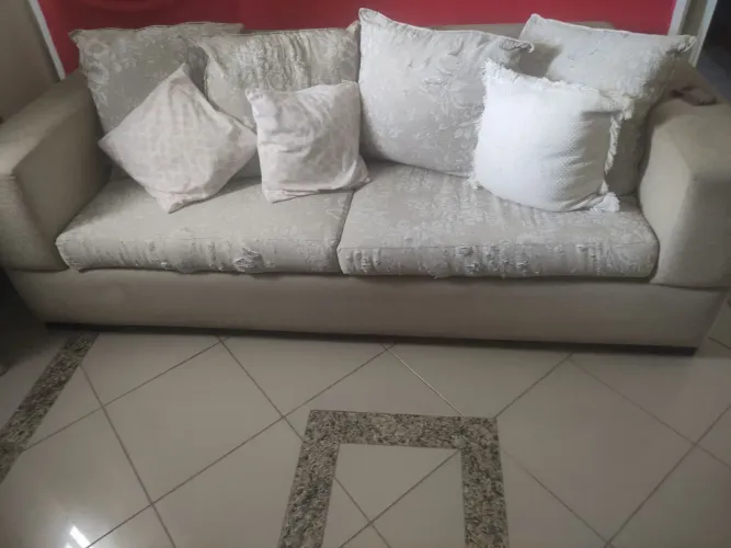 Sofá 3 lugares em tecido 