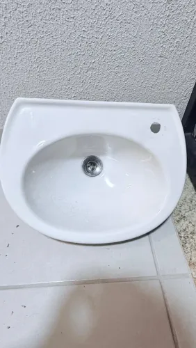 Pia de louça branca para banheiro