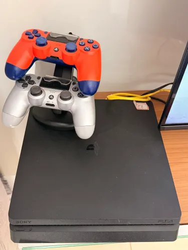 PS4 SLIM 1TB com FIFA 2024 + 2 controles e carregador.