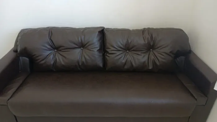Sofá três lugares sintético