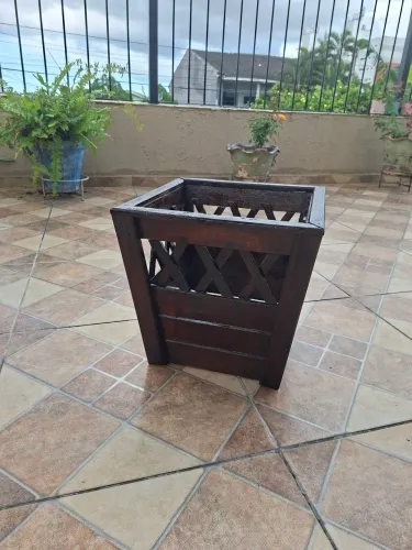 2 Cestos p/ planta. Madeira Muiracatiara. Dimen: 40cm alt x 40cm larg sup x  30cm larg inf