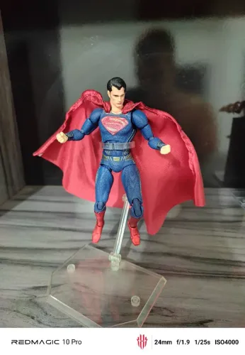Superman modelo mafex bot