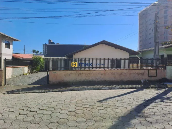 Venda: Casa com 3 dormitórios, 124,99 m² e terreno de 350 m² a 100 metros do mar, no Centr