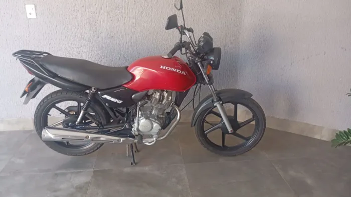 Moto bem conservada, mecânica a toda prova