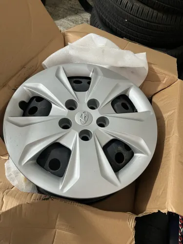 Rodas de ferro e calotas originais Creta 