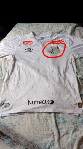 Camisa do Santos de jogador, original, tamanho m semi nova , porém ta com o emblema desbot