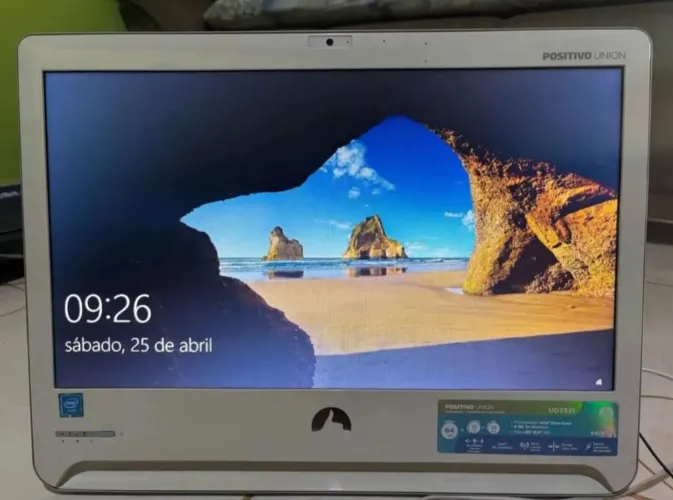 Estou vendendo um computador All-in-One Positivo Union UD3531 branco.