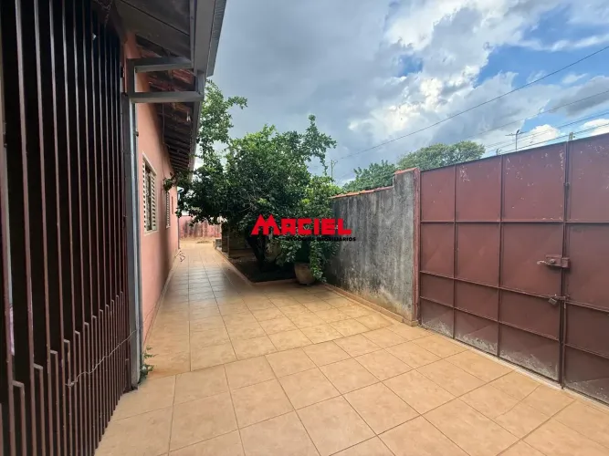 Casa térrea com 3 quartos, sendo 1 suíte no Jardim Portugal em São José dos Campos-SP.