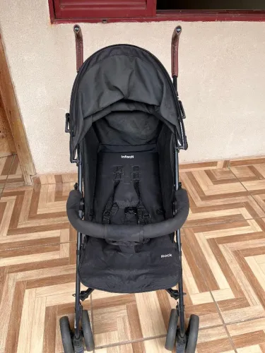 Vendo carrinho de bebê. Novo, usado poucas vezes, motivo da venda não uso mais 