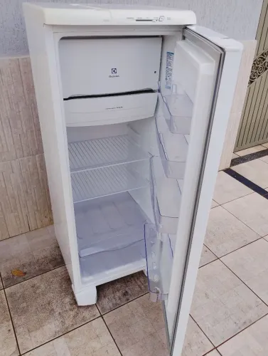 Geladeira Electrolux 240 litros