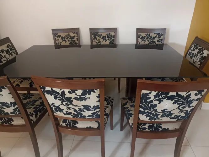  Vendo mesa com 8 cadeiras maciça de alta validade vidro temperado cadeira pra 200 k  toda