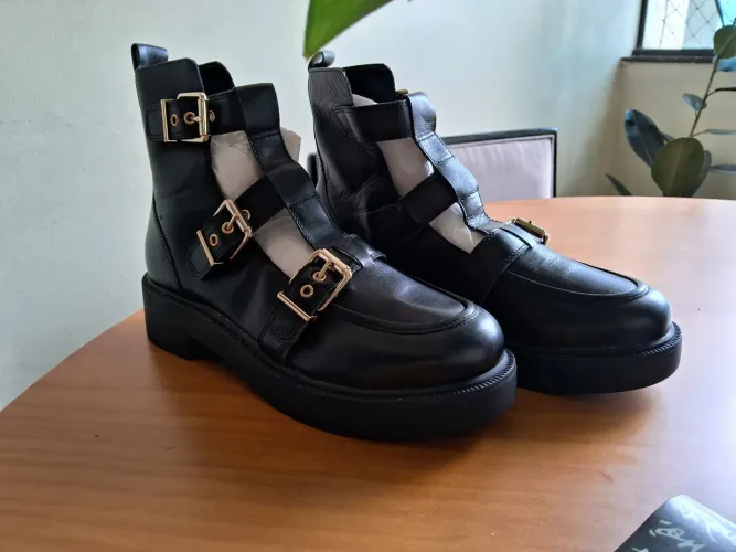 Bota Cano Baixo em Couro Preto Jorge Bischoff - Tamanho 39